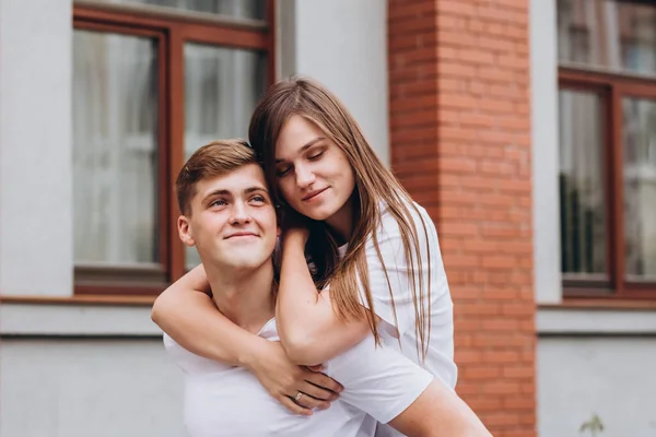 Una Joven Pareja Paseo Otoño Por Ciudad Pareja Feliz Abrazándose — Foto de Stock