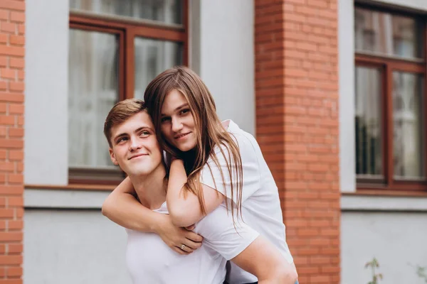 Young Couple Fall Day Walk City Happy Couple Cuddling Laughing — Stock Photo, Image