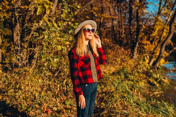 Блондинка Серой Шляпе Идет Осеннему Лесу Веселая Девушка Красной Куртке — стоковое фото