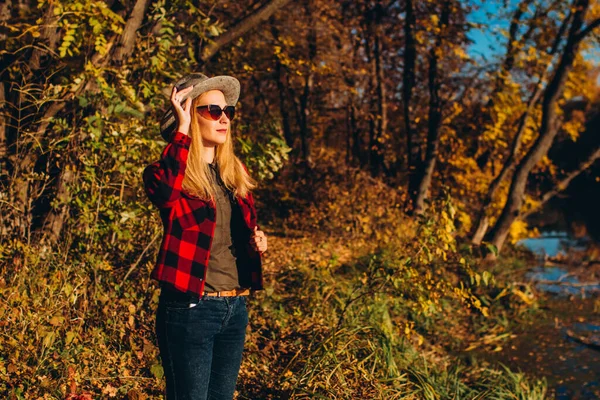 Een Blonde Met Een Grijze Hoed Loopt Door Het Herfstbos — Stockfoto