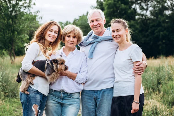 Yetişkin kızları olan yaşlı bir çift doğada yürür. Yetişkin bir çift bir köpekle ormanda yürüyor. Beyaz tişörtlü ve kot pantolonlu bir aile parkta yürüyor. Aile dışarıda iletişim kurar.