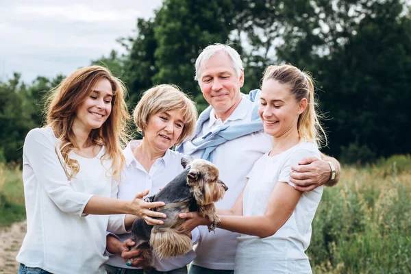 Yetişkin kızları olan yaşlı bir çift doğada yürür. Yetişkin bir çift bir köpekle ormanda yürüyor. Beyaz tişörtlü ve kot pantolonlu bir aile parkta yürüyor. Aile dışarıda iletişim kurar.