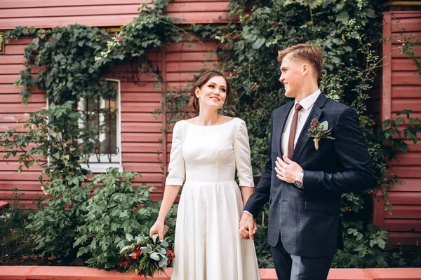 Jovem Casal Roupas Casamento Dia Ensolarado Outono Passear Pela Cidade — Fotografia de Stock