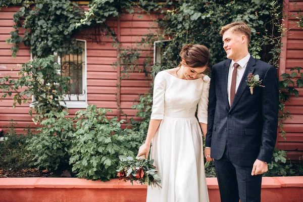 Jovem Casal Roupas Casamento Dia Ensolarado Outono Passear Pela Cidade — Fotografia de Stock