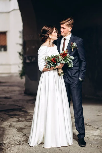 Ein Junges Paar Hochzeitskleidung Einem Sonnigen Herbsttag Spaziert Durch Die — Stockfoto