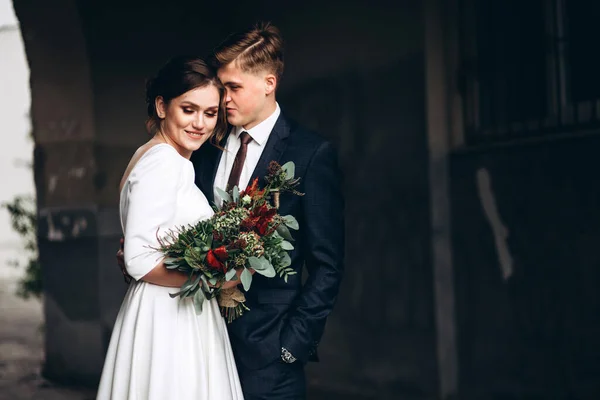 Een Jong Echtpaar Trouwkleding Een Zonnige Herfstdag Wandelt Door Stad — Stockfoto