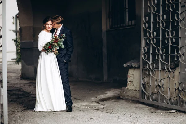 Jovem Casal Roupas Casamento Dia Ensolarado Outono Passear Pela Cidade — Fotografia de Stock