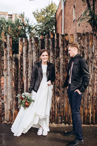 부부는 도시의 거리를 실외에서 자켓을 신부와 결혼식 — 스톡 사진