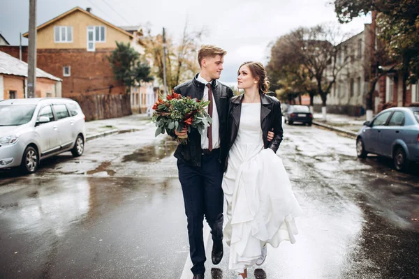 Jovem Casal Feliz Está Andando Uma Rua Cidade Após Chuva — Fotografia de Stock