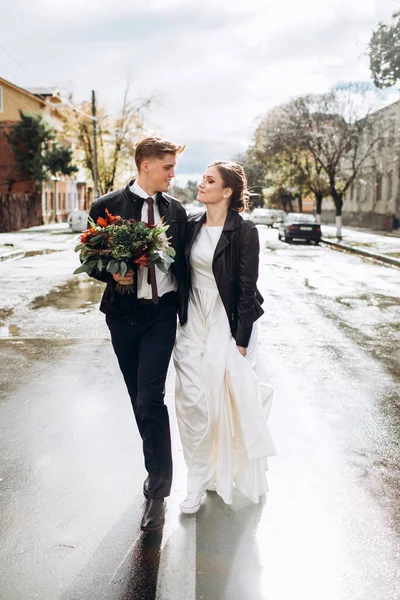 Jovem Casal Feliz Está Andando Uma Rua Cidade Após Chuva — Fotografia de Stock