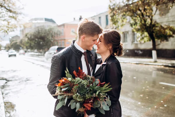 Jovem Casal Feliz Está Andando Uma Rua Cidade Após Chuva — Fotografia de Stock