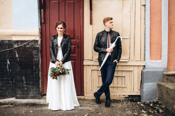 Jeune Couple Heureux Marche Dans Une Rue Ville Après Pluie — Photo