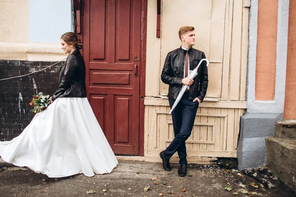 Jeune Couple Heureux Marche Dans Une Rue Ville Après Pluie — Photo