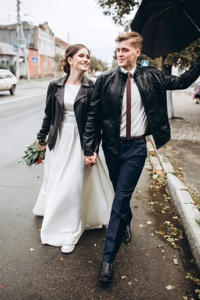 Jovem Casal Feliz Está Andando Uma Rua Cidade Após Chuva — Fotografia de Stock