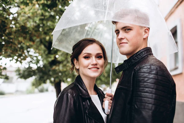 Genç Mutlu Çift Şehir Caddesinde Şeffaf Bir Şemsiye Altında Öpüşüyor — Stok fotoğraf