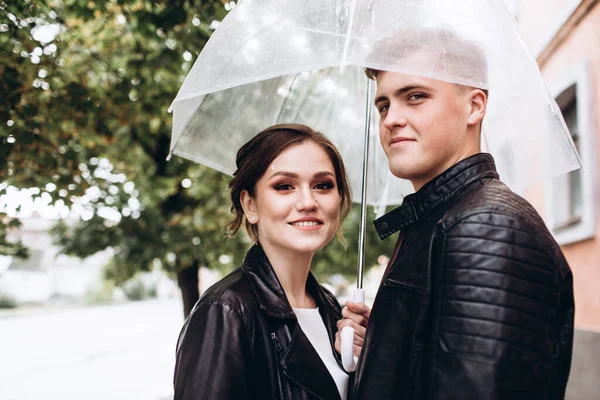 Jovem Casal Feliz Beijo Sob Guarda Chuva Transparente Uma Rua — Fotografia de Stock