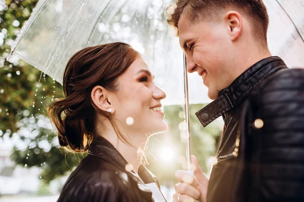 Tânărul Cuplu Fericit Sărută Sub Umbrelă Transparentă Stradă Din Oraș — Fotografie, imagine de stoc