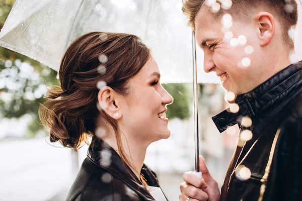 Tânărul Cuplu Fericit Sărută Sub Umbrelă Transparentă Stradă Din Oraș — Fotografie, imagine de stoc