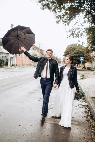 Jovem Casal Feliz Está Andando Uma Rua Cidade Após Chuva — Fotografia de Stock