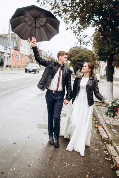 Jovem Casal Feliz Está Andando Uma Rua Cidade Após Chuva — Fotografia de Stock