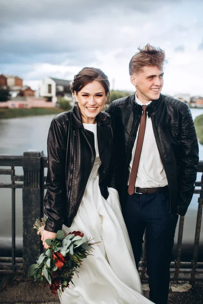 Jeune Couple Blottissant Sur Pont Dessus Une Rivière Les Mariés — Photo