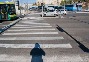 Yaya geçidi, zebra geçidi ve otobüsler.