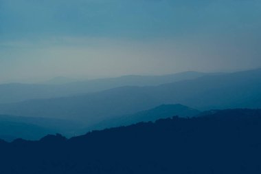 Arkaplan Kullanımı için temiz dağ görüntüsü. Karanlık dağ sırası sabahın erken saatlerinde görülebilir.