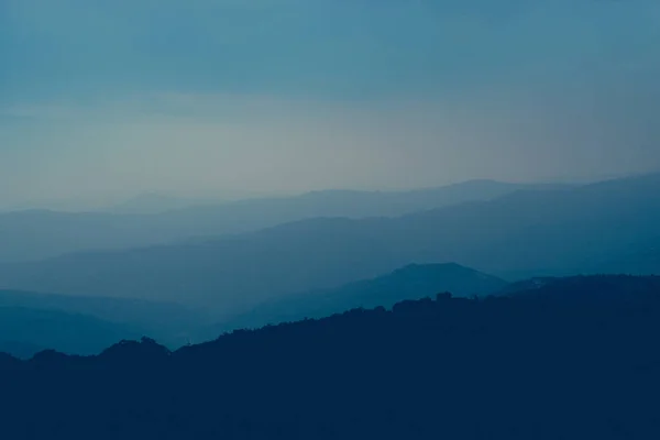 Arkaplan Kullanımı için temiz dağ görüntüsü. Karanlık dağ sırası sabahın erken saatlerinde görülebilir.