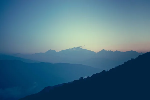 Kanchenjunga dağ yolunun sabah manzarası. arkaplan kullanımı için güzel koyu dağ resmi