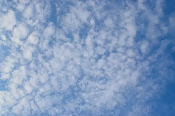 Yüzen beyaz kabarık bulutlu canlı mavi gökyüzü, arka plan kullanımı için harika bir görüntü