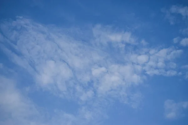 Yüzen beyaz kabarık bulutlu canlı mavi gökyüzü, arka plan kullanımı için harika bir görüntü