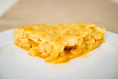 Masada ev yapımı İspanyol omleti güzel görünüyor.