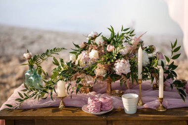 Güzel bir düğün dekoru. Gül bağbozumu tarzı