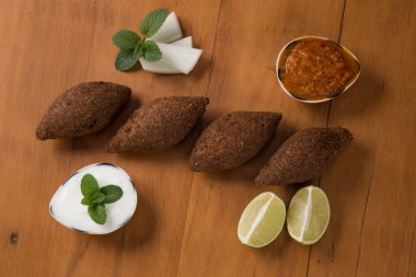 Yoğurt soslu kızarmış kibbe ve biber sosu. en üstteki görünüm