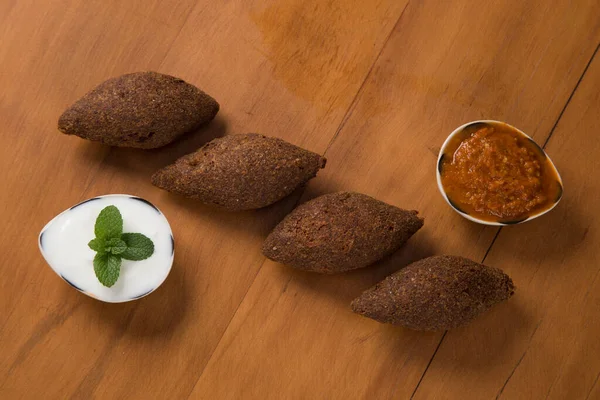 Gebakken Kibbeh Geserveerd Met Yoghurtsaus Pepersaus Bovenaanzicht — Stockfoto