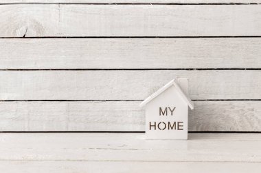 Evim beyaz ahşap arka planda beyaz ahşap şekilli.