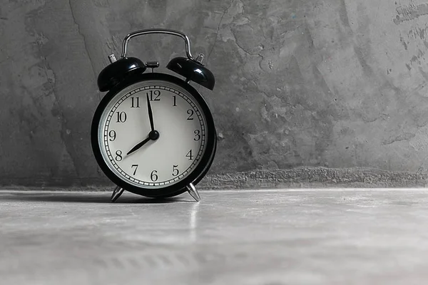Relógio Alarme Preto Chão Cimento Fundo — Fotografia de Stock