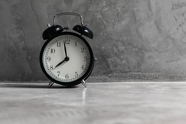 Reloj Despertador Negro Sobre Piso Cemento Fondo —  Fotos de Stock