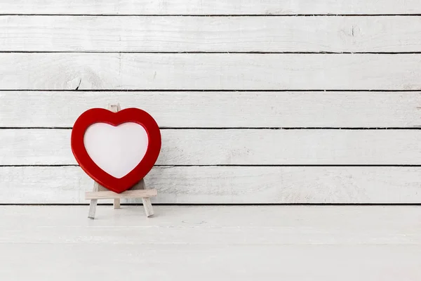 Red Heart Rám Dřevěným Uměním Stojan Bílém Dřevě Pozadí — Stock fotografie