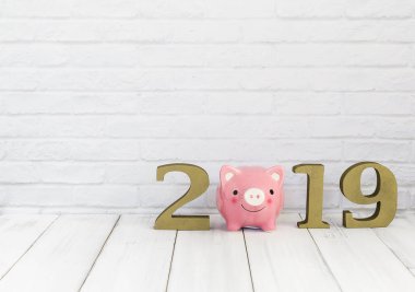 2019 yeni yıl ve kumbara kavramı kaydetmek kopya alanı ile beyaz arka plan üzerinde beyaz ahşap masa üzerinde