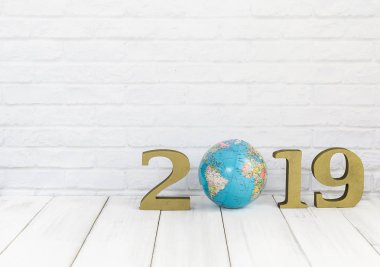 2019 yeni yıl ve küre ile kopya alanı, beyaz arka plan üzerinde beyaz ahşap masa üzerinde tasarruf dünya kavramı