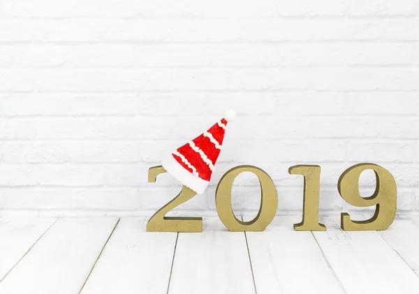 2019 New Year Christmas Hat White Wood Table White Background — Stock Photo, Image