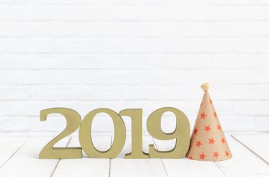 2019 yeni yıl ve üzerinde kopya alanı ile beyaz arka plan üzerinde beyaz ahşap masa parti şapkası