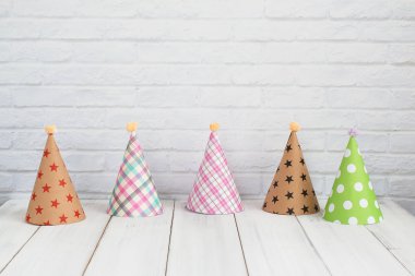 parti şapkası kopya alanı ile beyaz arka plan üzerinde beyaz ahşap masa üzerinde