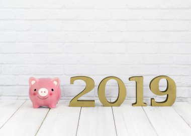 2019 yeni yıl ve kumbara kavramı kaydetmek kopya alanı ile beyaz arka plan üzerinde beyaz ahşap masa üzerinde