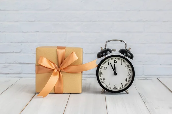 Caja Regalo Con Despertador Sobre Mesa Madera — Foto de Stock