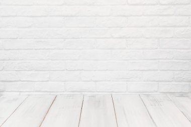 Beyaz ahşap masa beyaz tuğla arka plan