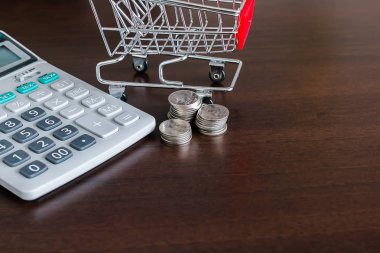 Kakülatör, bozuk para yığını ve paralı alışveriş arabası