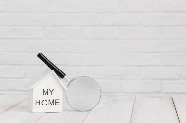 Beyaz ev ve beyaz tahta masa üzerinde büyütme beyaz tuğla b