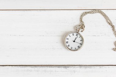 Kolye cep saati beyaz ahşap masa üzerinde fotokopi alanı ile.